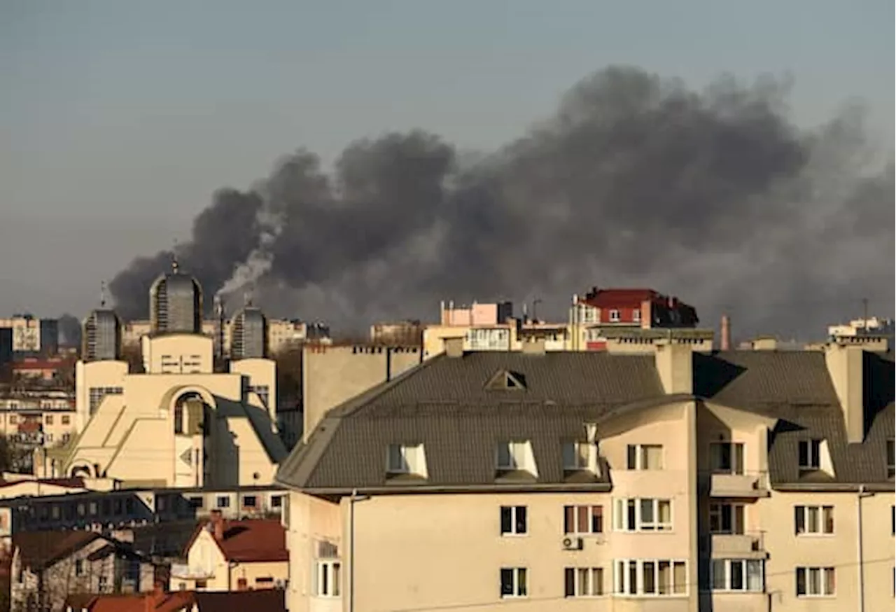 Ucraina, attacco con droni su diverse regioni. Esplosioni a Kiev. LIVE