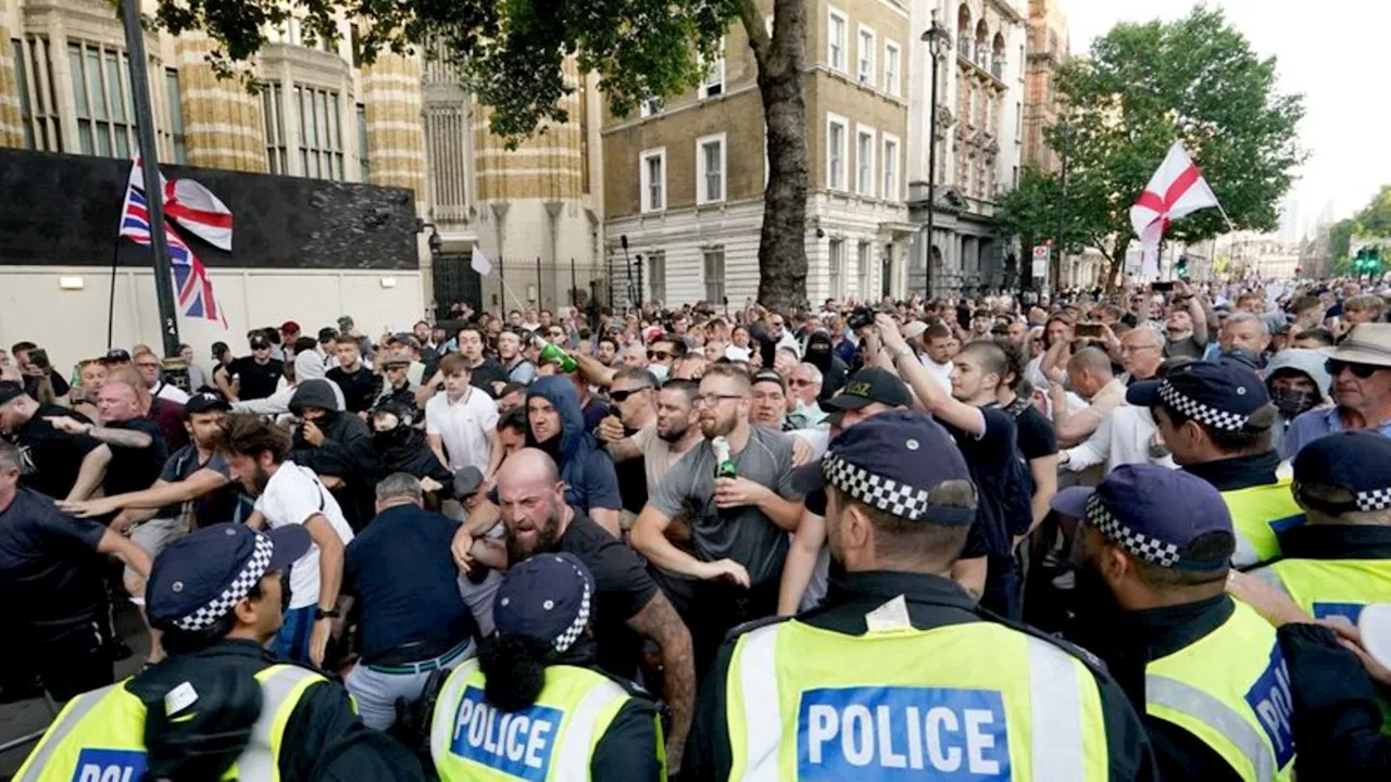 Bluttat in Großbritannien: Randale nahe Downing Street nach Messerattacke