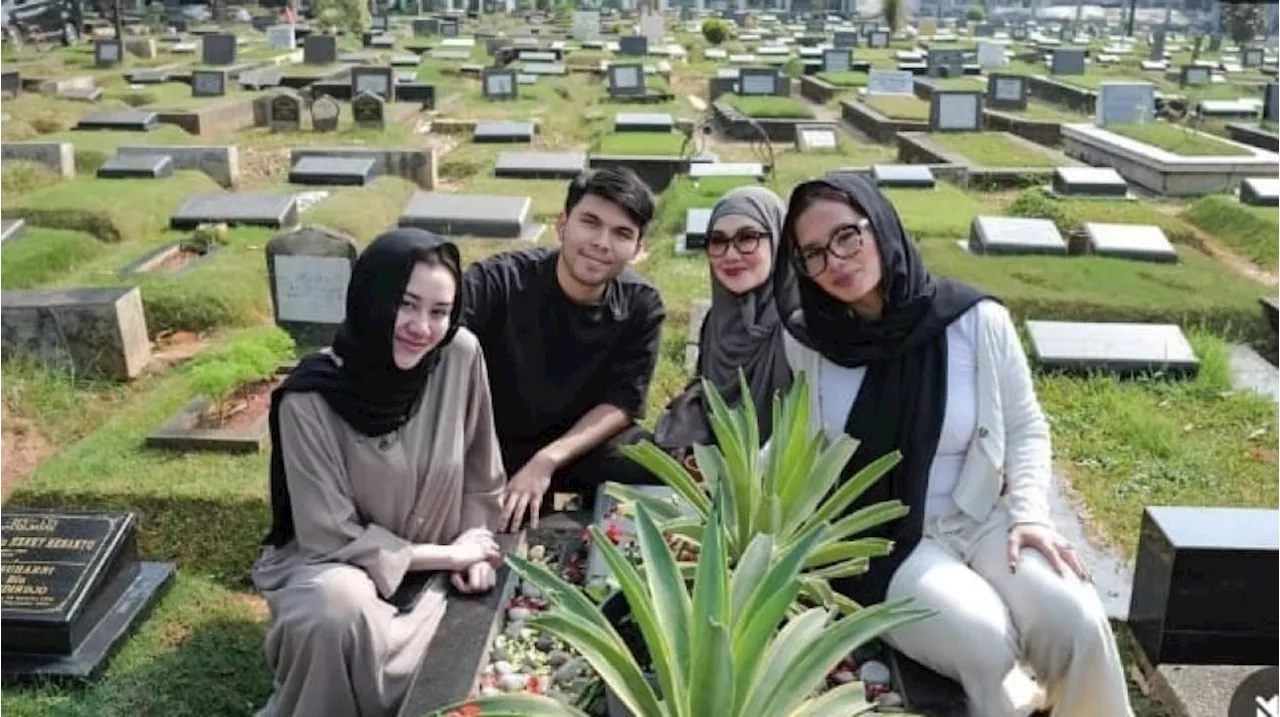 Pakai Kerudung Ziarah ke Makam Adjie Massaid, Aaliyah Massaid Disanjung: Cantiknya Natural