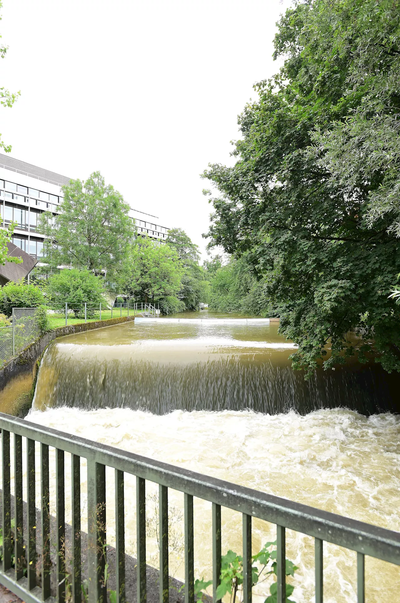 München: 28-Jähriger springt in Eisbach und verschwindet in Wasserwalze