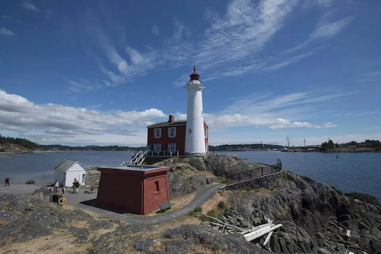 Coast Guard to end staffing at 2 B.C. lighthouses, following safety concerns