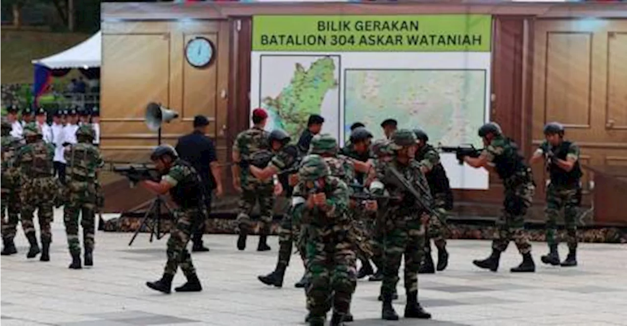 Sultan Kedah berangkat ke Istiadat Perbarisan, Kalungan Bunga Hari Pahlawan