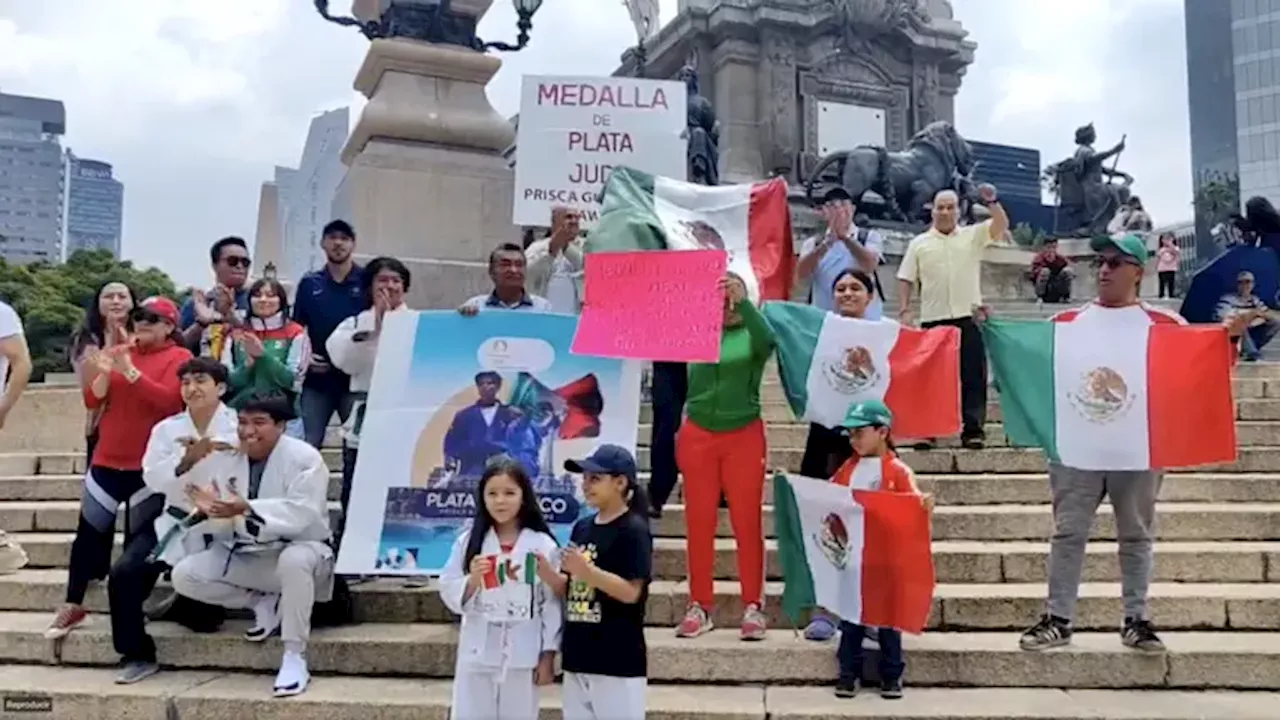 Mexicanos celebran plata de Prisca Awiti en el Ángel de la Independencia