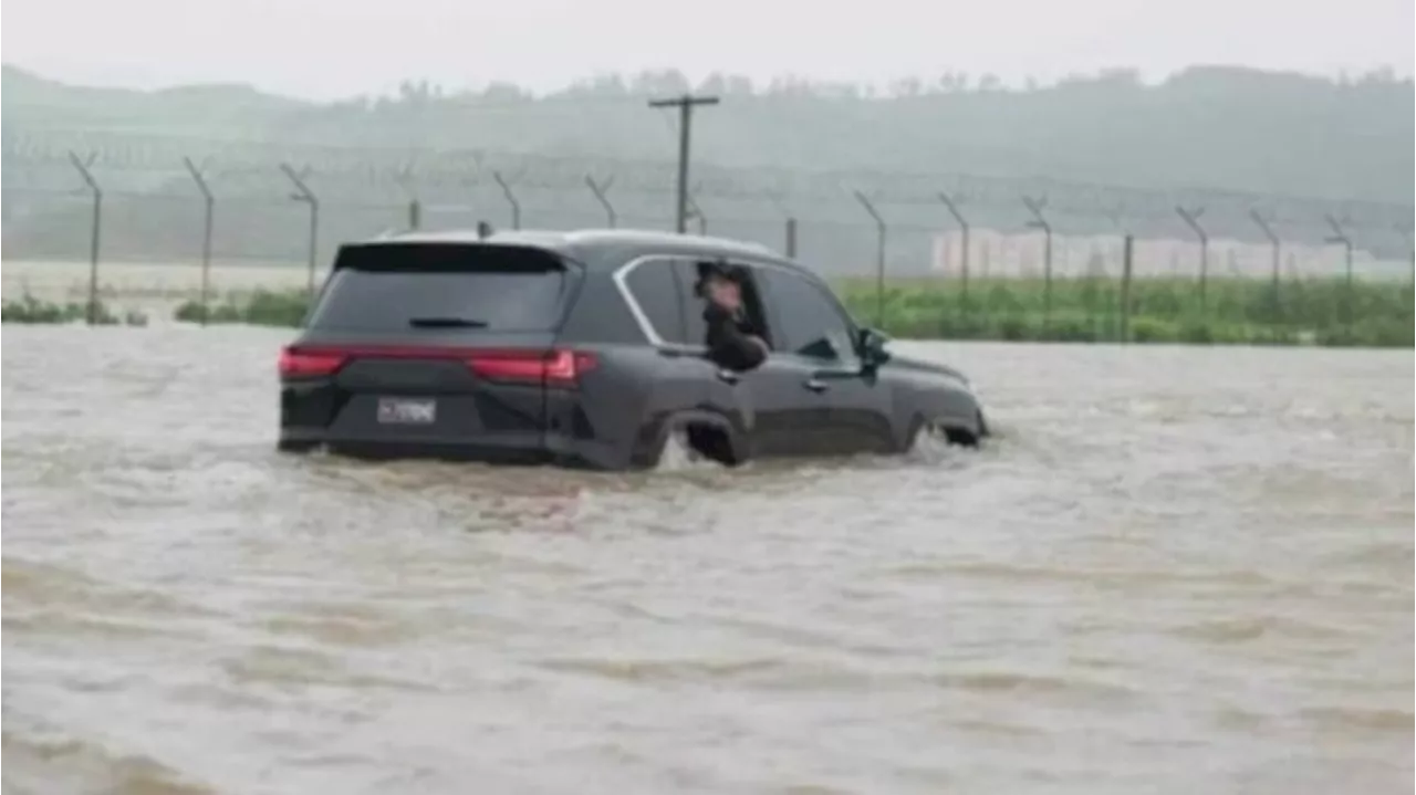 Penampakan Kim Jong Un Pantau Banjir Parah di Korut Pakai Lexus Hitam