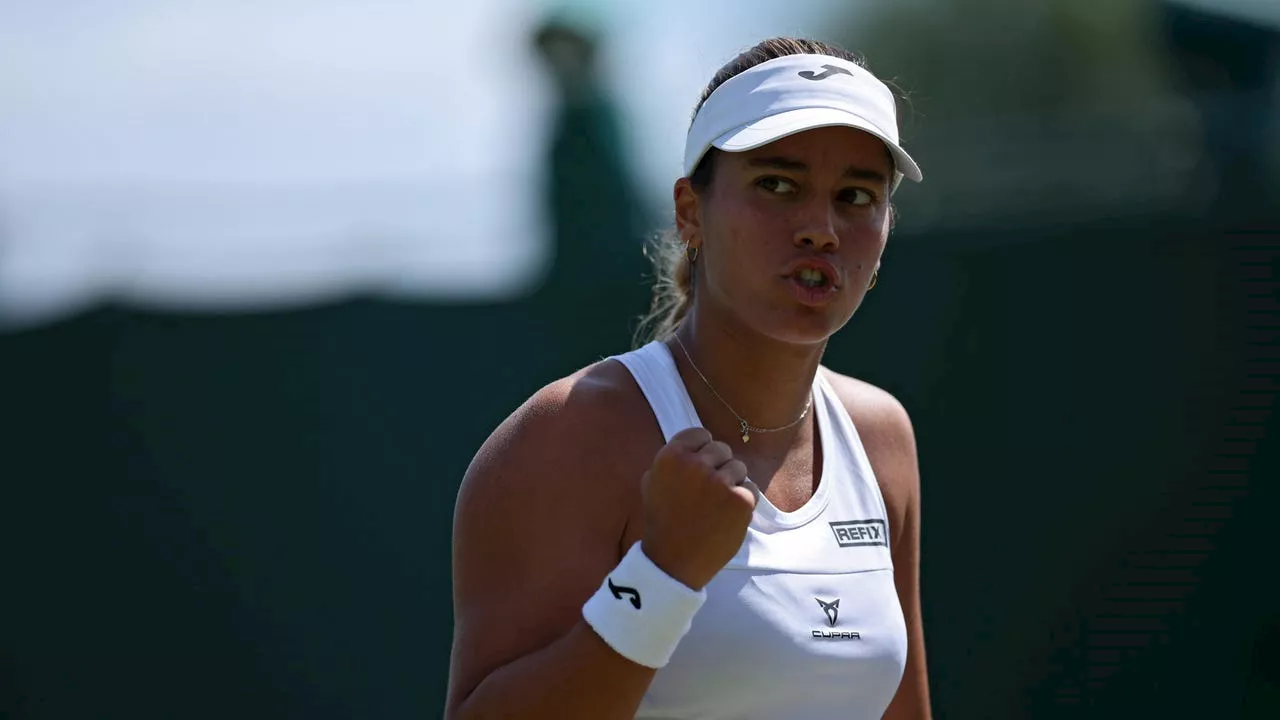 Jéssica Bouzas sigue soñando en Wimbledon y derrota a Cristina Bucsa para meterse en tercera ronda