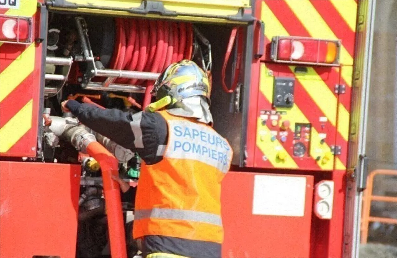 Une voiture et un ensemble agricole s'embrasent totalement après une collision en Eure-et-Loir