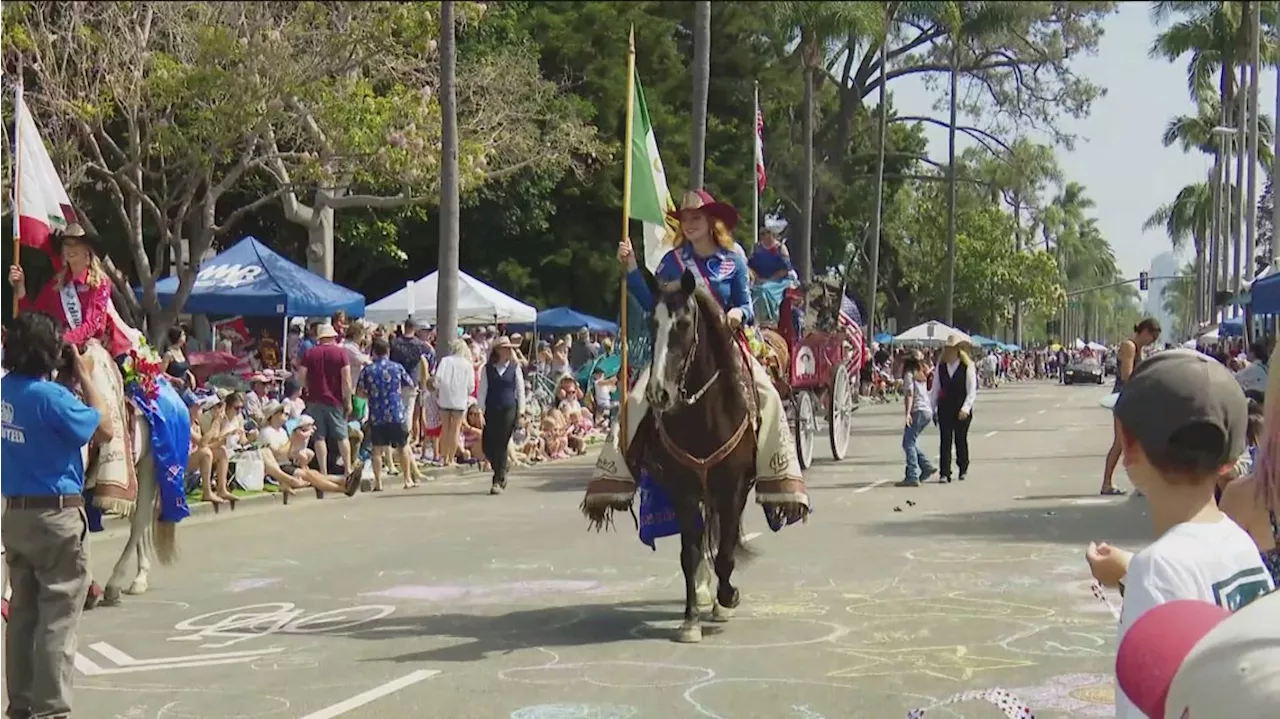 Crowds pack Coronado for annual 4th of July parade