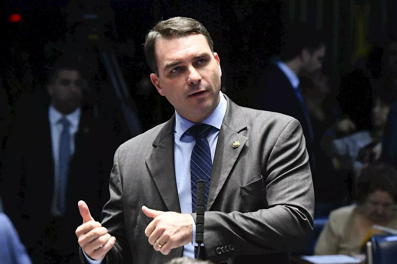 Caso das joias: filho de Bolsonaro diz que há “perseguição declarada e descarada” contra seu pai