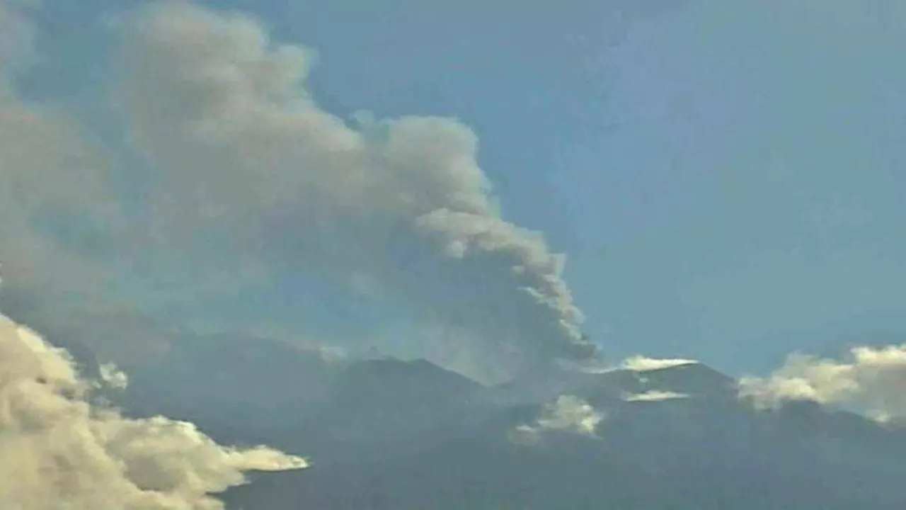 Etna e Stromboli in piena attività. «Nube di cenere (visibile da Catania) alta 4,5 chilometri». «Evento esplosivo superiore alla norma»