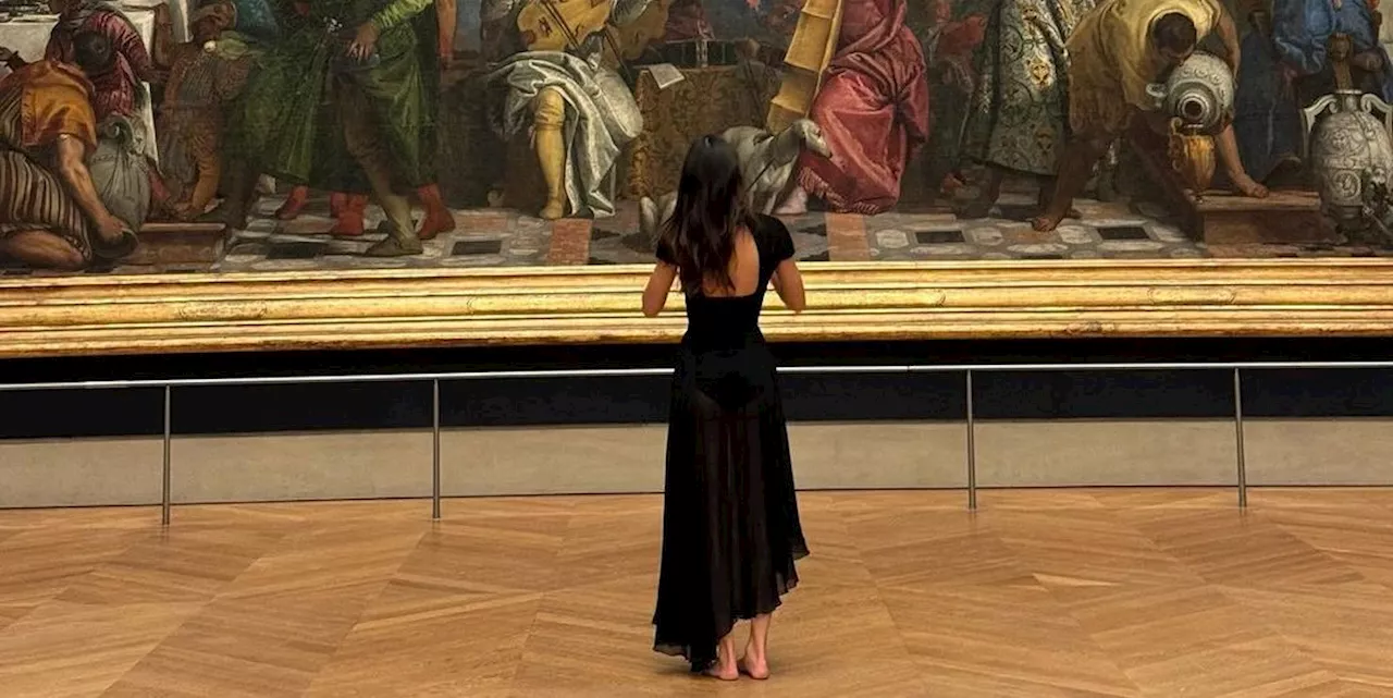 Le foto di Kendall Jenner scalza al Louvre a notte fonda stanno facendo discutere