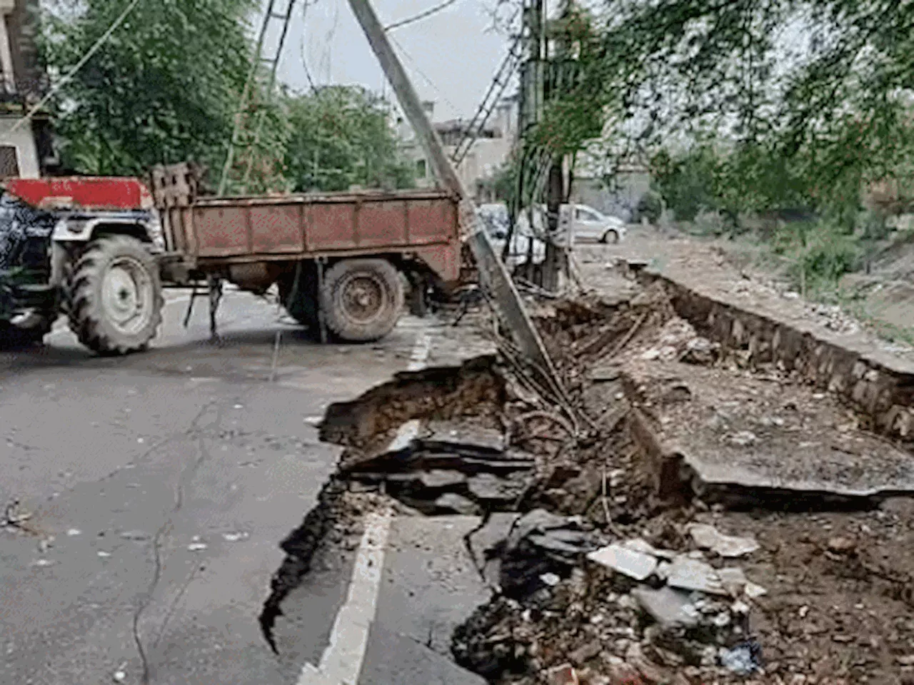 जयपुर में बारिश के बीच अचानक हुए गड्ढे: 20 फीट तक धंस गई सड़क; गाड़ियां फंस गईं; लोग बोले- घटिया क्वालिटी क...