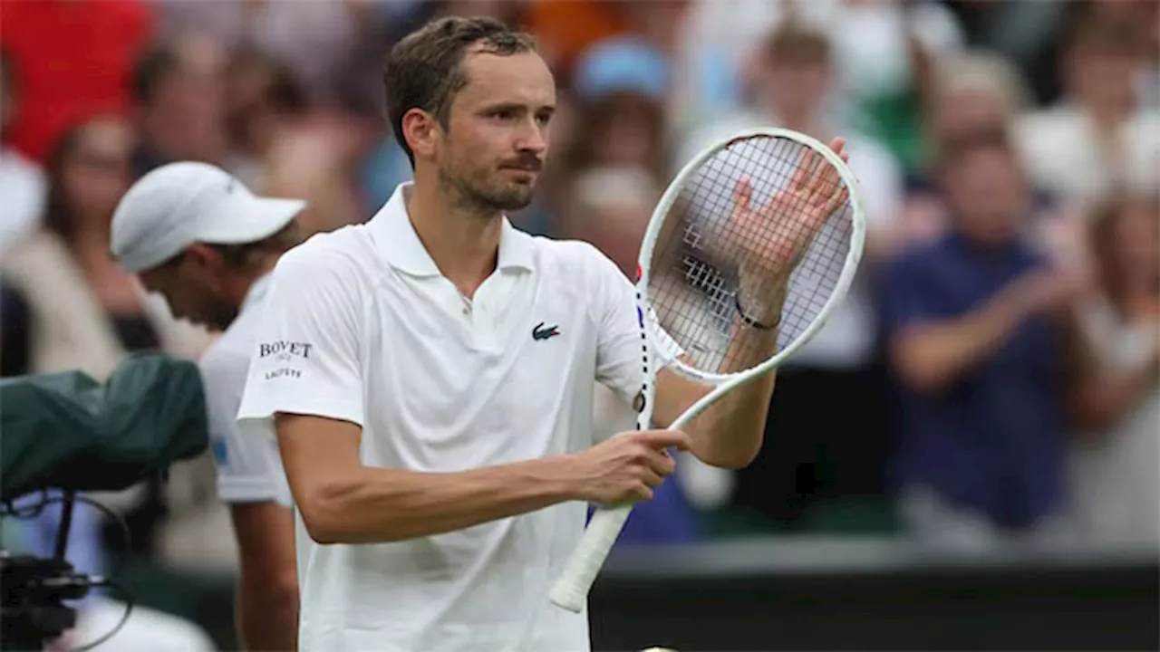 Umpire rescues Medvedev after Russian forgets score