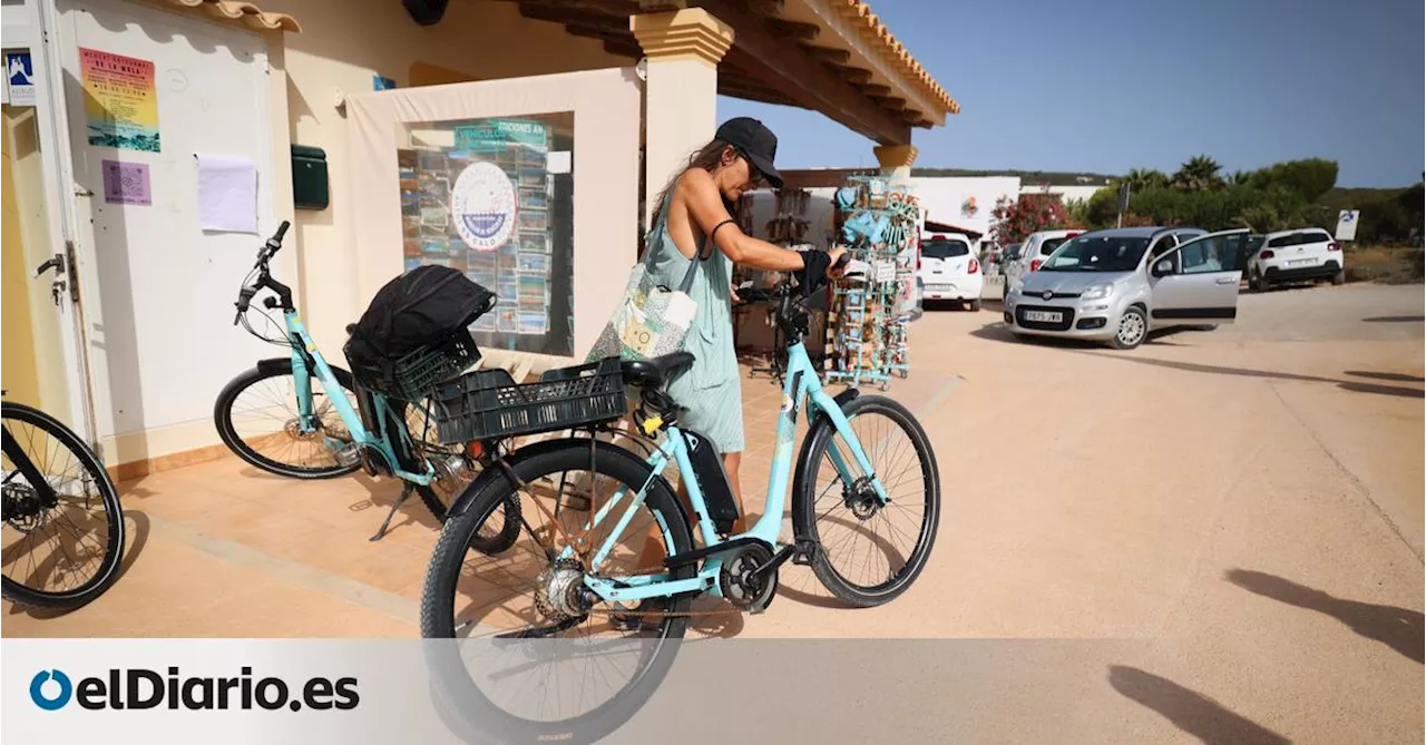 Cinco años del cerco a los vehículos de turistas en la isla sin semáforos: 'La vida en Formentera ha mejorado mucho'