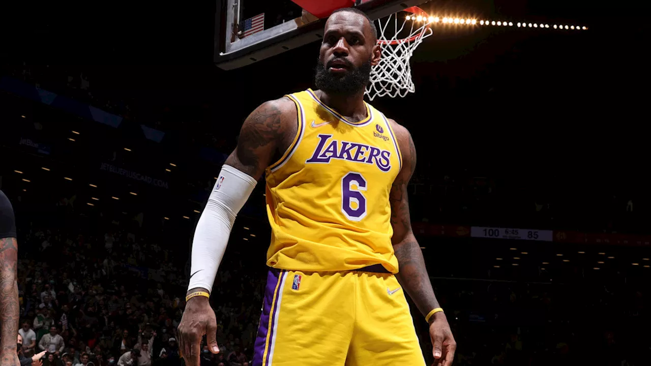 LeBron James acuerda un contrato por dos años con los Lakers