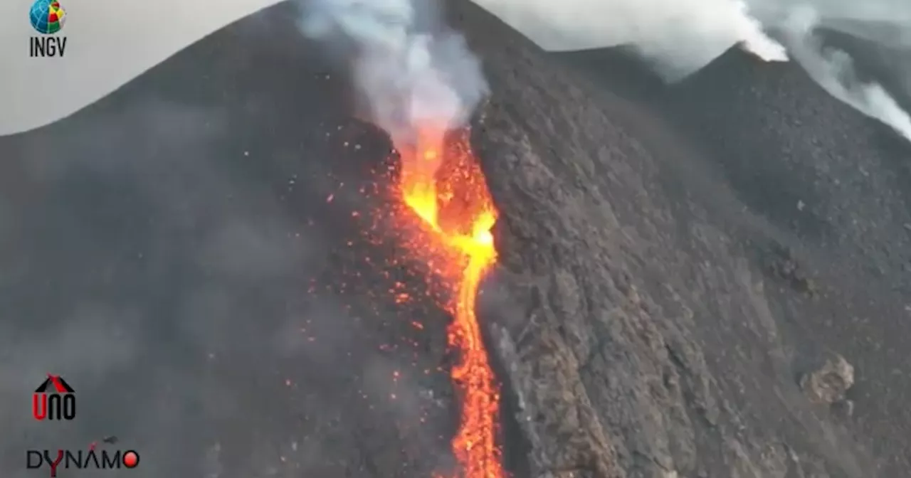 Paura a Stromboli: esplosione con colata lavica sul vulcano. Le immagini dell’intensa nube di cenere e…