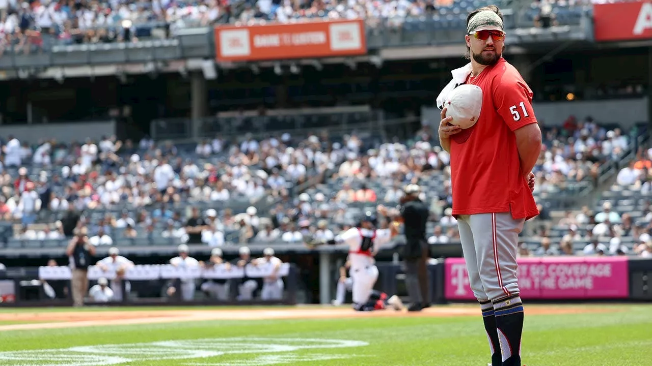 Yankees, Reds players engage in national anthem standoff before Fourth of July game