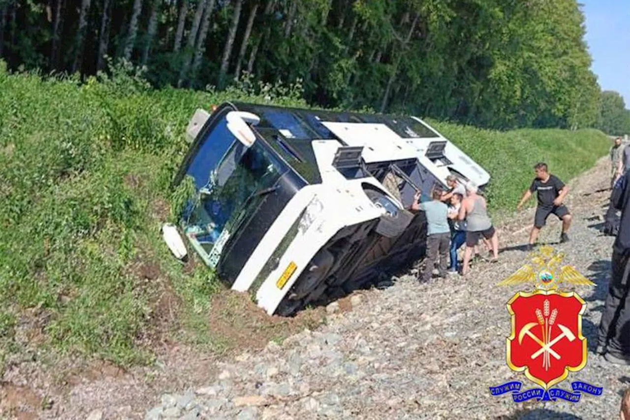 В Кузбассе два человека, включая пьяного водителя, пострадали в ДТП с автобусом