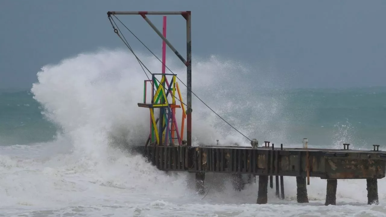 Huracán Beryl llegará al centro de Quintana Roo; SRE alista ayuda a extranjeros