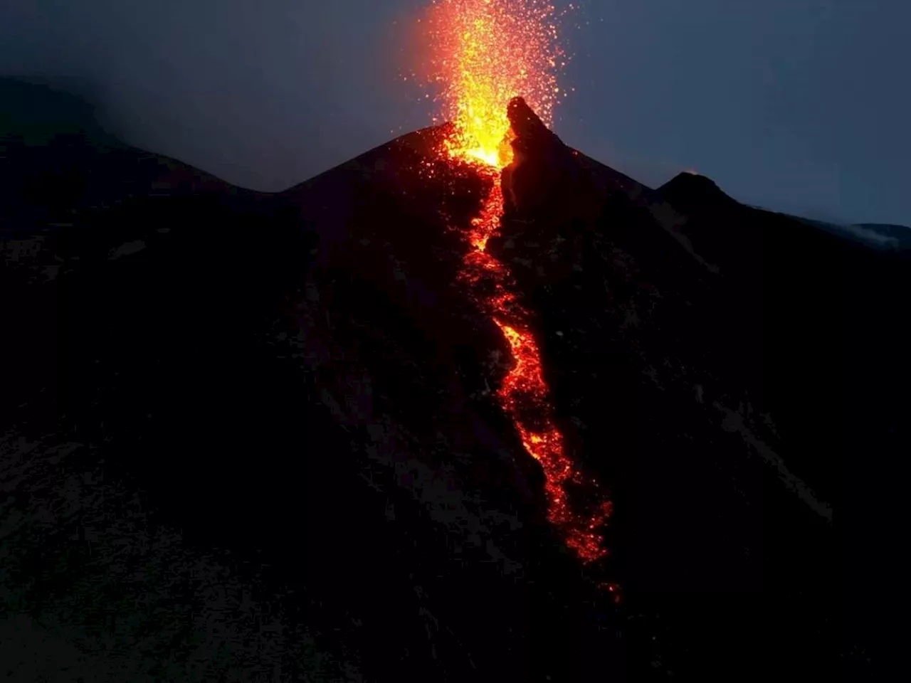 Stromboli, la Protezione Civile dirama l'allerta rossa: siamo in fase di preallarme