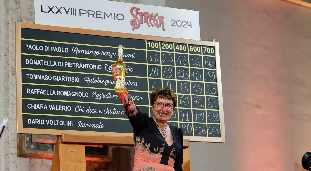 Premio Strega 2024, vince ​Donatella Di Pietrantonio con L'età fragile