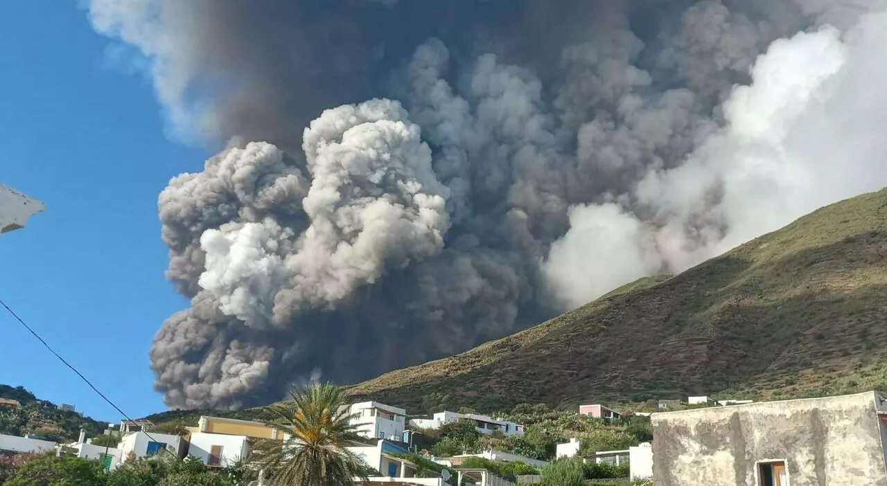 Stromboli, allerta rossa della Protezione Civile: «Disposte le prime misure precauzionali». Cosa sta succedend