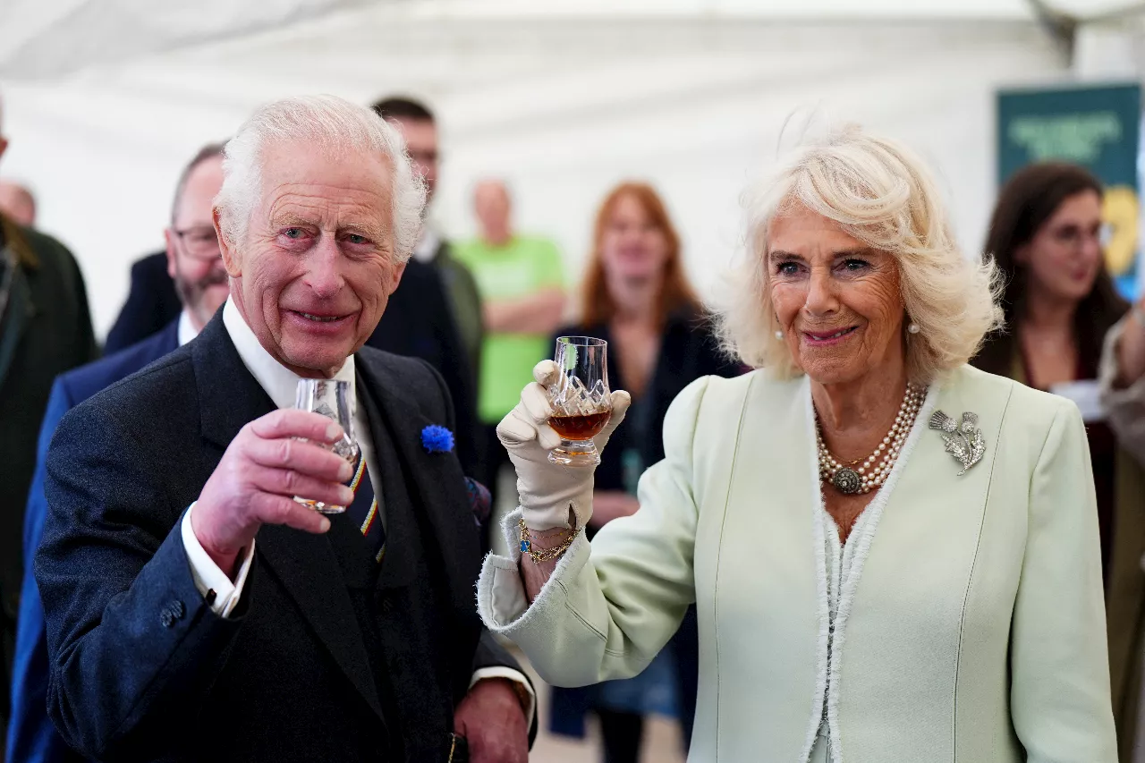 Carlo e Camilla celebrano Edimburgo con un brindisi al whisky