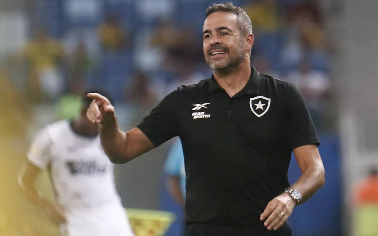 Artur Jorge evita reclamar da arbitragem e celebra vitória do Botafogo: 'Como equipe'