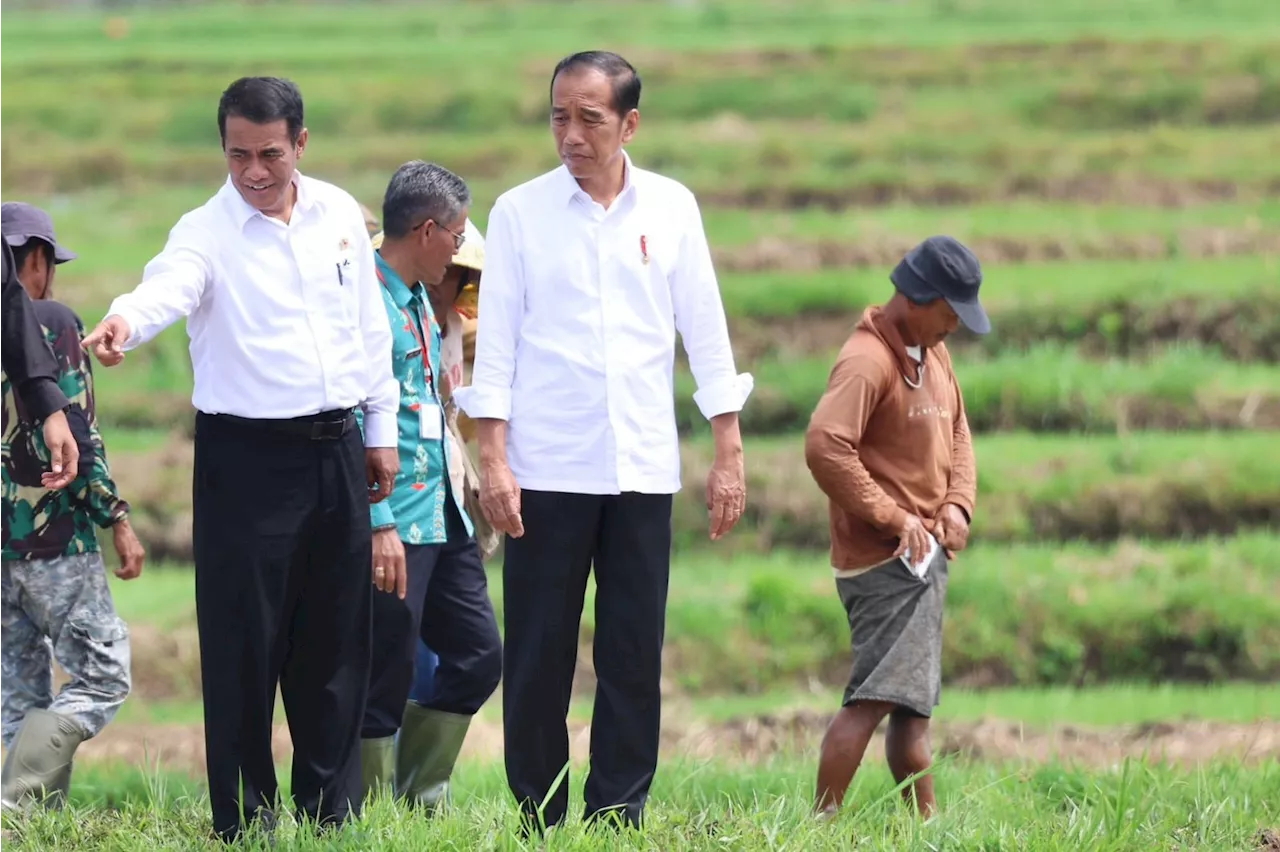 Pacu Upaya Swasembada Pangan, Amran Bagikan 300 Pompa ke Petani Sulsel