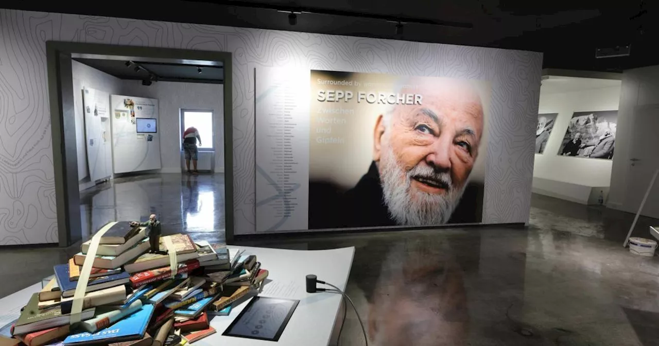 Sepp Forcher: Dauerausstellung vor Panorama des Großglockners