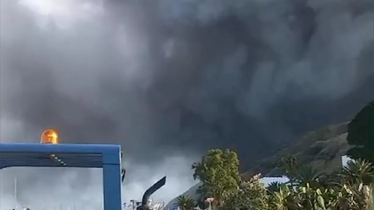 Paura a Stromboli, un'imponente nube di cenere lavica si alza in cielo: le immagini