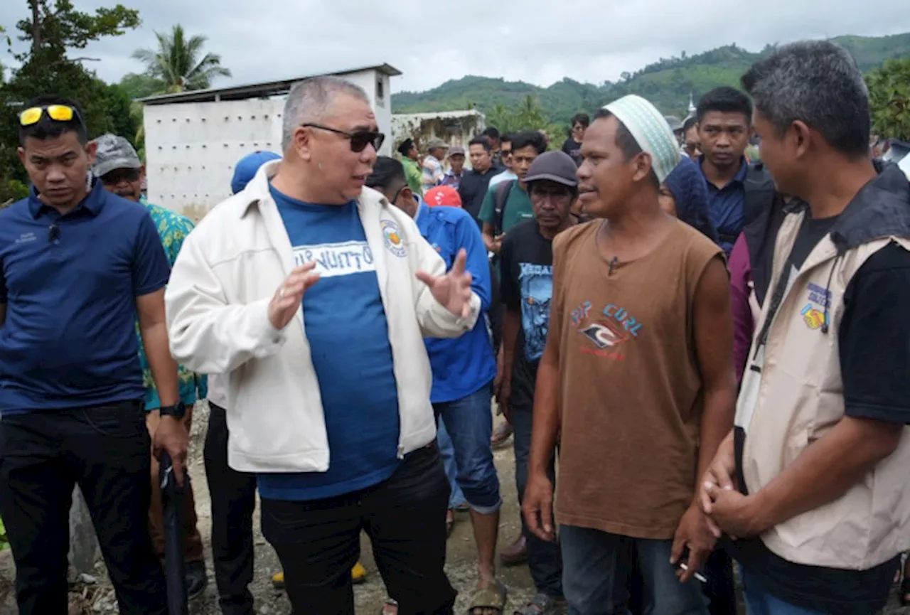 Bakal Calon Gubernur Sulteng Ahmad Ali Salurkan Bantuan Korban Banjir Parigi Moutong