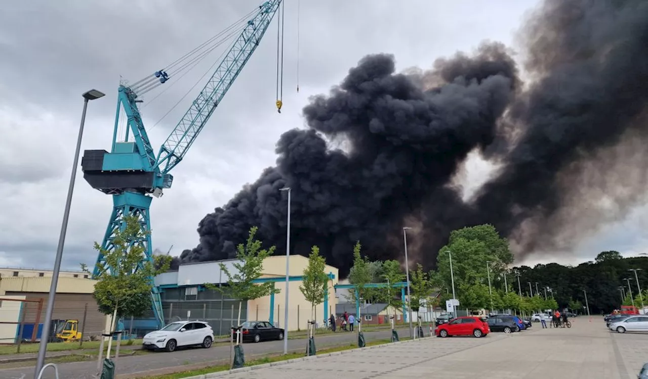 Großfeuer in Luxus-Werft: So verhinderte die Feuerwehr eine Katastrophe