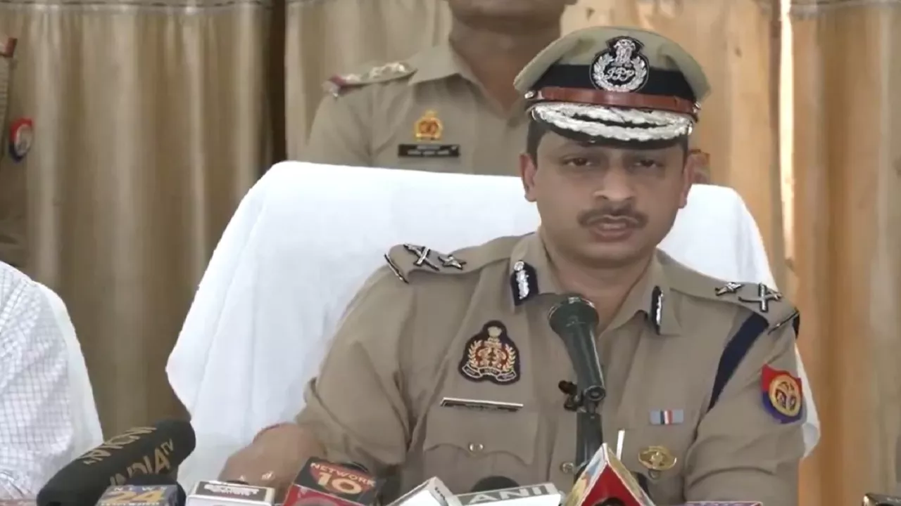 हाथरस भगदड़ पर पुलिस का बड़ा एक्शन, आयोजन कमेटी के 6 लोग गिरफ्तार, मास्टरमाइंड पर इतने लाख का इनाम