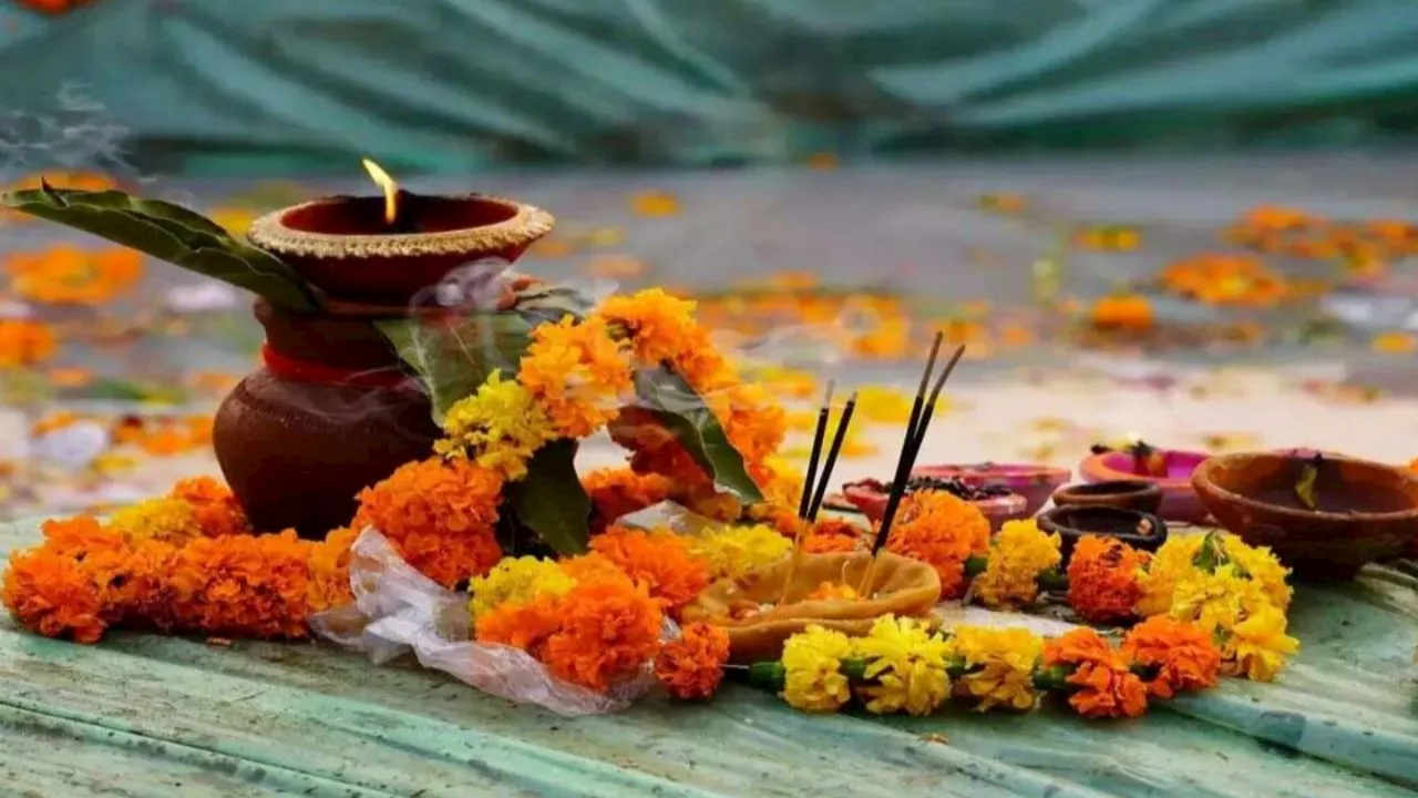 Ashadha Amavasya 2024: आषाढ़ अमावस्या पर करें इन मंत्रों का जाप और पढ़ें ये स्तोत्र, पितृ होंगे बेहद प्रसन्न