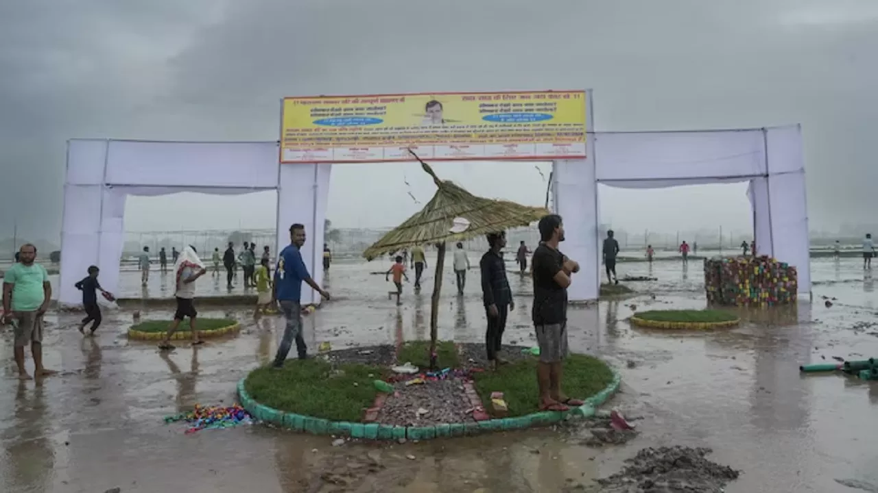 Hathras Stampede के मुख्य आरोपी देव प्रकाश मधुकर के घर पर लटका ताला, क्या बोले मोहल्ले के लोग