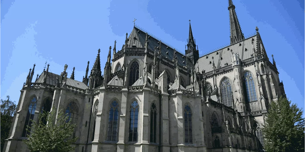 Statue von geb&auml;render Maria in Linzer Dom gek&ouml;pft