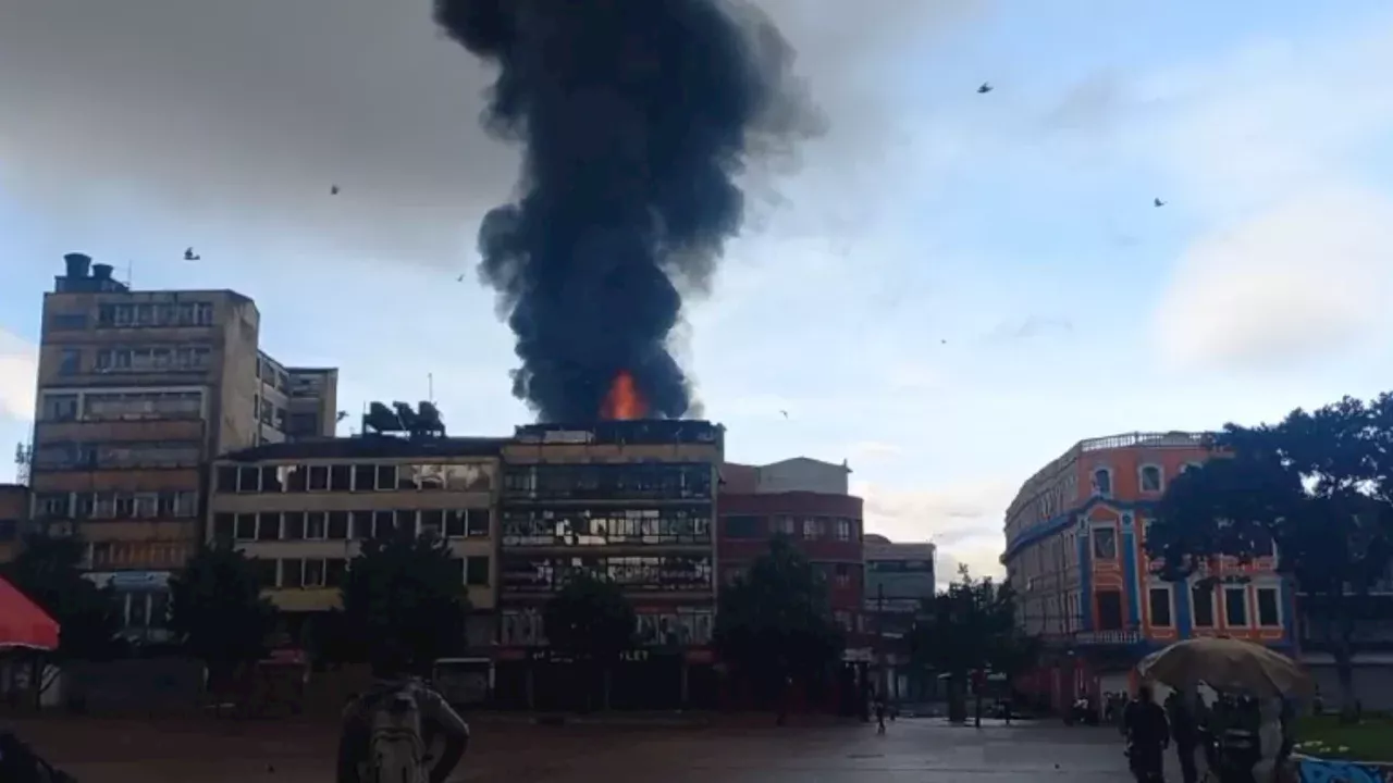 Grave incendio en San Victorino, centro de Bogotá, al interior de un establecimiento comercial