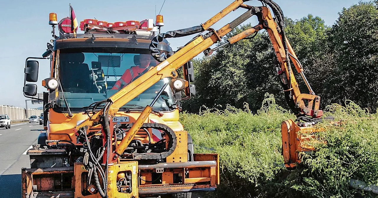 Lebensgefährlich: Lkw rammt auf der A2 bei Bielefeld ein Fahrzeug der Autobahnmeisterei