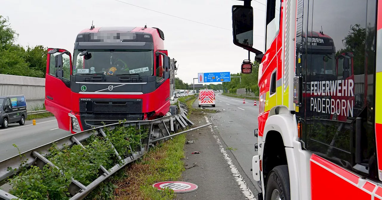 Sattelzug landet auf A33 bei Paderborn in der Mittelschutzplanke