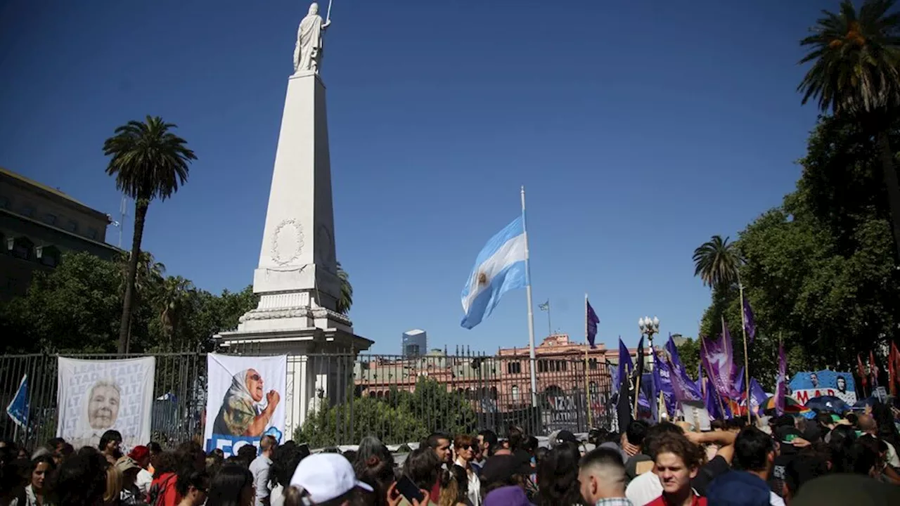 Madres, Abuelas y estatales, unidos en Plaza de Mayo por la memoria, verdad y justicia