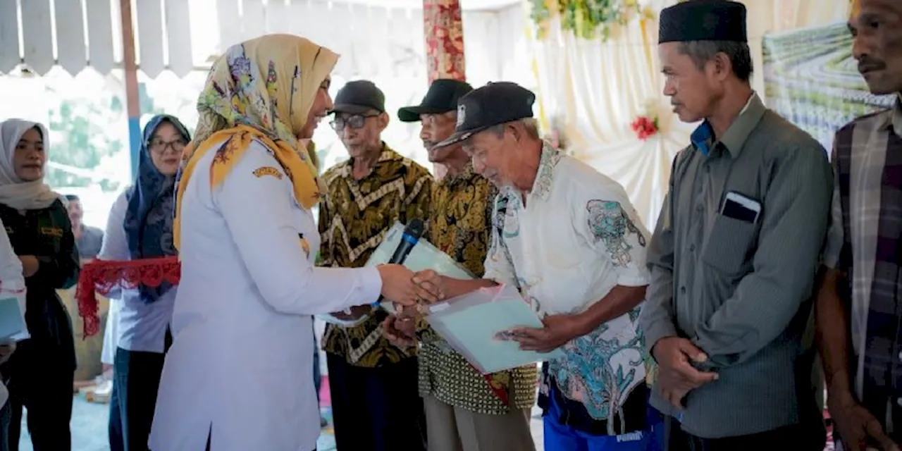 Ratusan Warga Transmigrasi Terima Sertipikat Tanah di Nagan Raya, Aceh