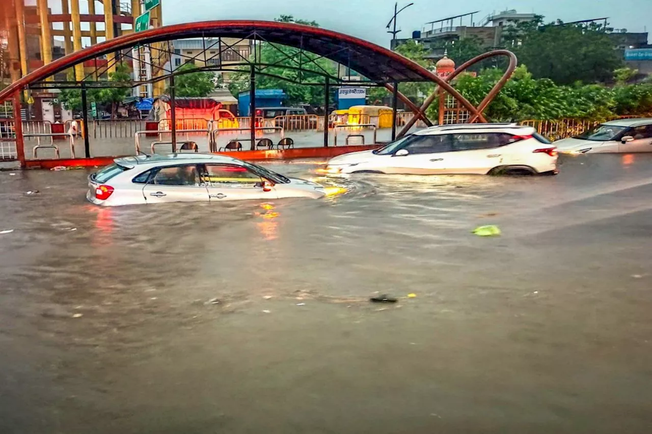 Jaipur Rain: बारिश से जलमग्न हुआ जयपुर, सीकर रोड पर बाढ़ जैसा नजारा; पानी में तैरती नजर आई कारें