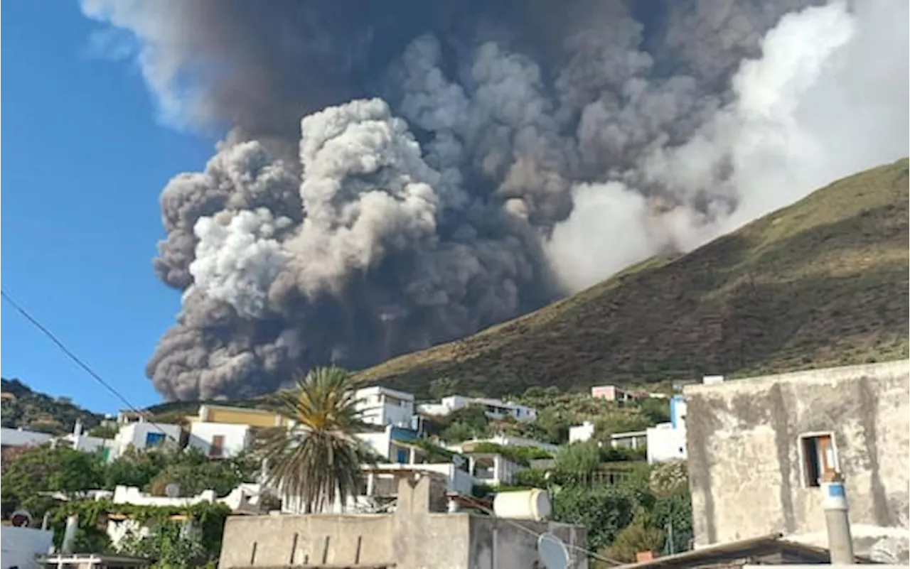 Stromboli, la Protezione civile alza l’allerta da arancione a rossa: fase di preallarme