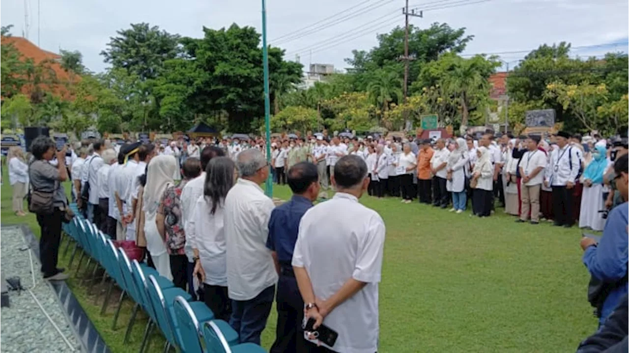 Prof Bus Dipecat, Puluhan Guru Besar Unair Aksi Protes di Halaman Kampus