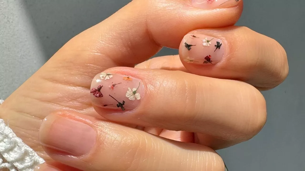 Statt Glazed Donut trägt Hailey Bieber jetzt Al Fresco Nails – der süßeste Nagel-Trend im Sommer 2024