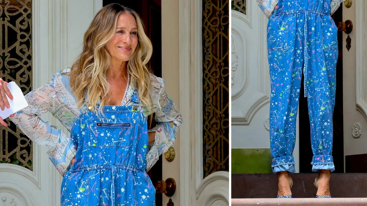 Cómo llevar jumpsuit con manchas de pintor boho y zapatos pumps como Sarah Jessica Parker