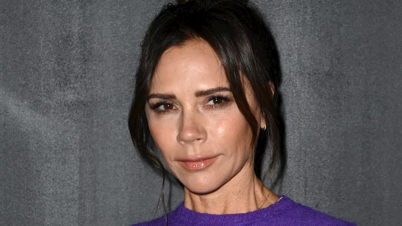 Victoria Beckham celebra 25 años de casada con David con un vestido morado y sandalias metalizadas gladiadoras de tacón