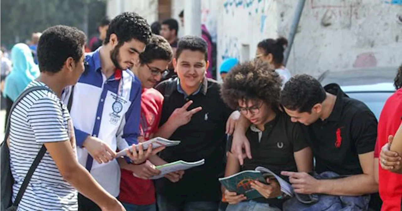 طلاب الثانوية العامة يؤدون امتحان الكيمياء والجغرافيا السبت