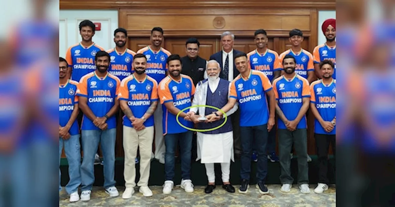 साथ में फोटो खिंचाया.. लेकिन PM मोदी ने वर्ल्ड कप ट्रॉफी को हाथ नहीं लगाया, हो रही है तारीफ