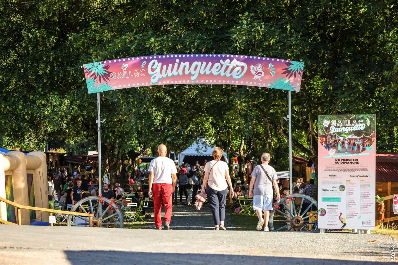 Cette guinguette très animée fait son retour jusqu'à fin août sur les berges du Tarn